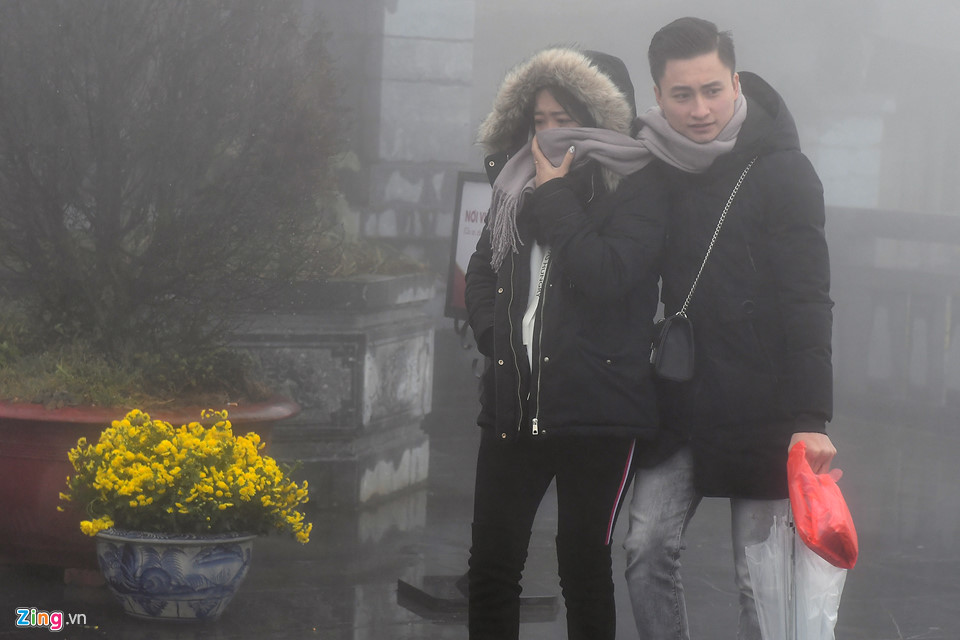 Thanh niên Sài Gòn mặc áo ba lỗ thách thức giá lạnh 0 độ C ở Fansipan