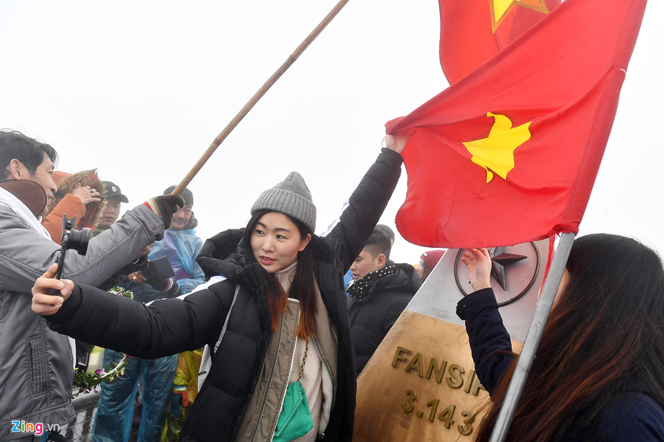 Thanh niên Sài Gòn mặc áo ba lỗ thách thức giá lạnh 0 độ C ở Fansipan