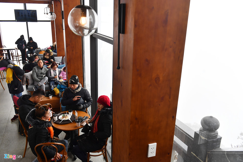 Thanh niên Sài Gòn mặc áo ba lỗ thách thức giá lạnh 0 độ C ở Fansipan