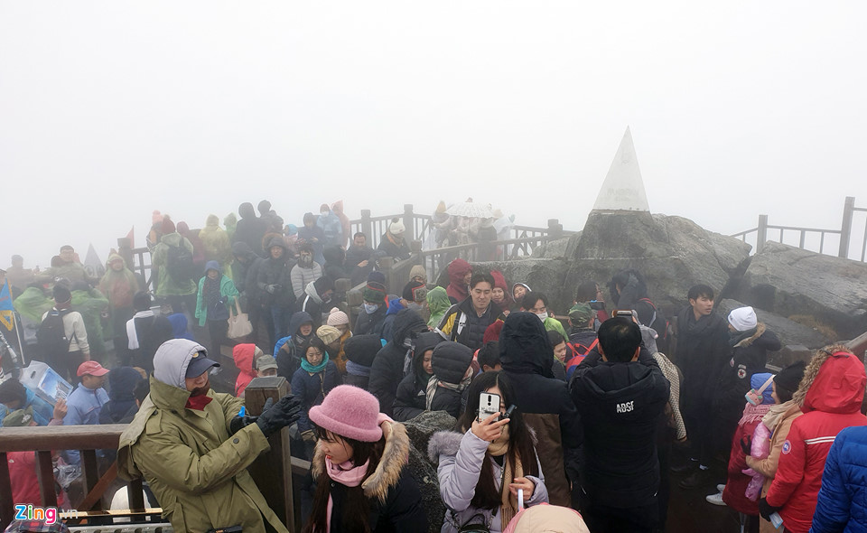 Thanh niên Sài Gòn mặc áo ba lỗ thách thức giá lạnh 0 độ C ở Fansipan