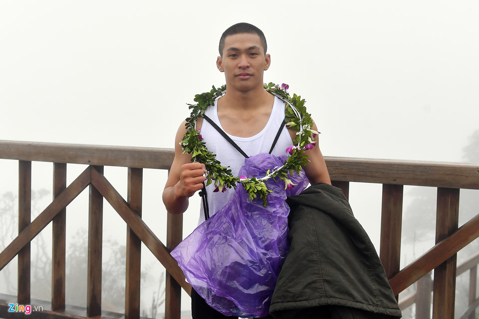 Thanh niên Sài Gòn mặc áo ba lỗ thách thức giá lạnh 0 độ C ở Fansipan