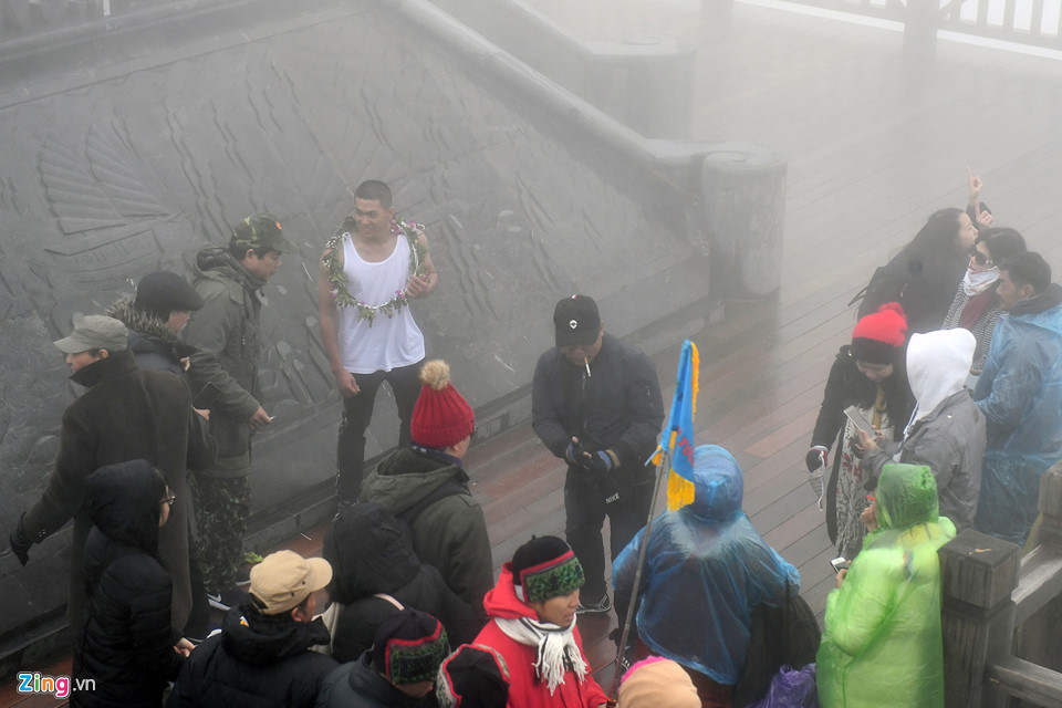 Thanh niên Sài Gòn mặc áo ba lỗ thách thức giá lạnh 0 độ C ở Fansipan