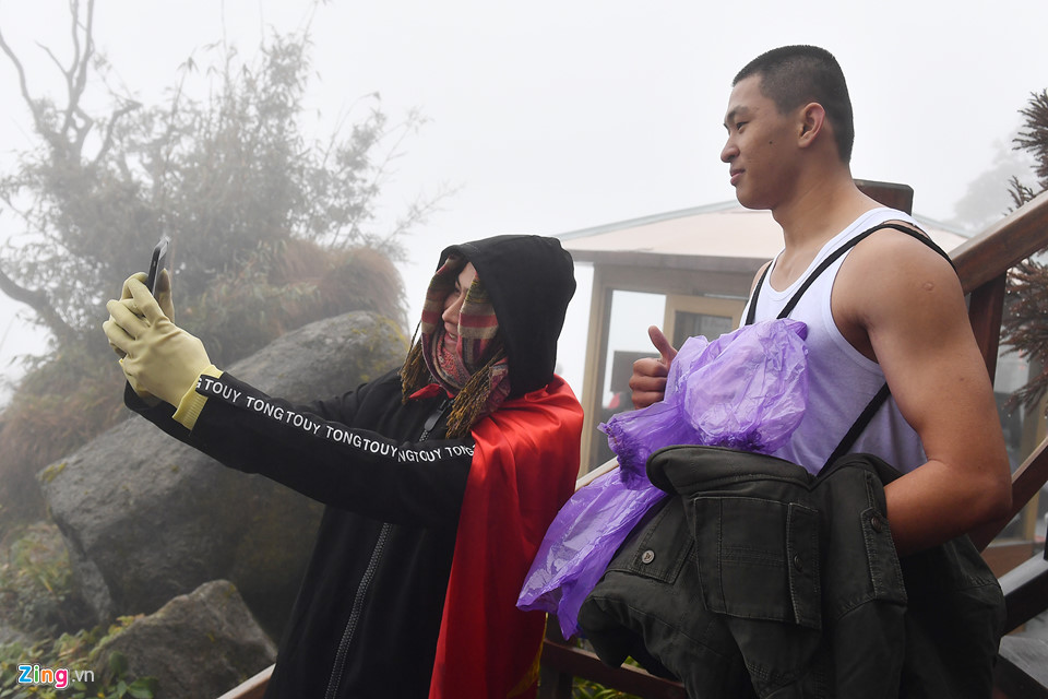 Thanh niên Sài Gòn mặc áo ba lỗ thách thức giá lạnh 0 độ C ở Fansipan