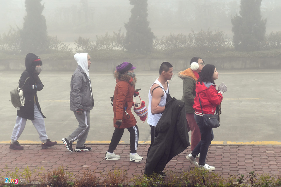 Thanh niên Sài Gòn mặc áo ba lỗ thách thức giá lạnh 0 độ C ở Fansipan