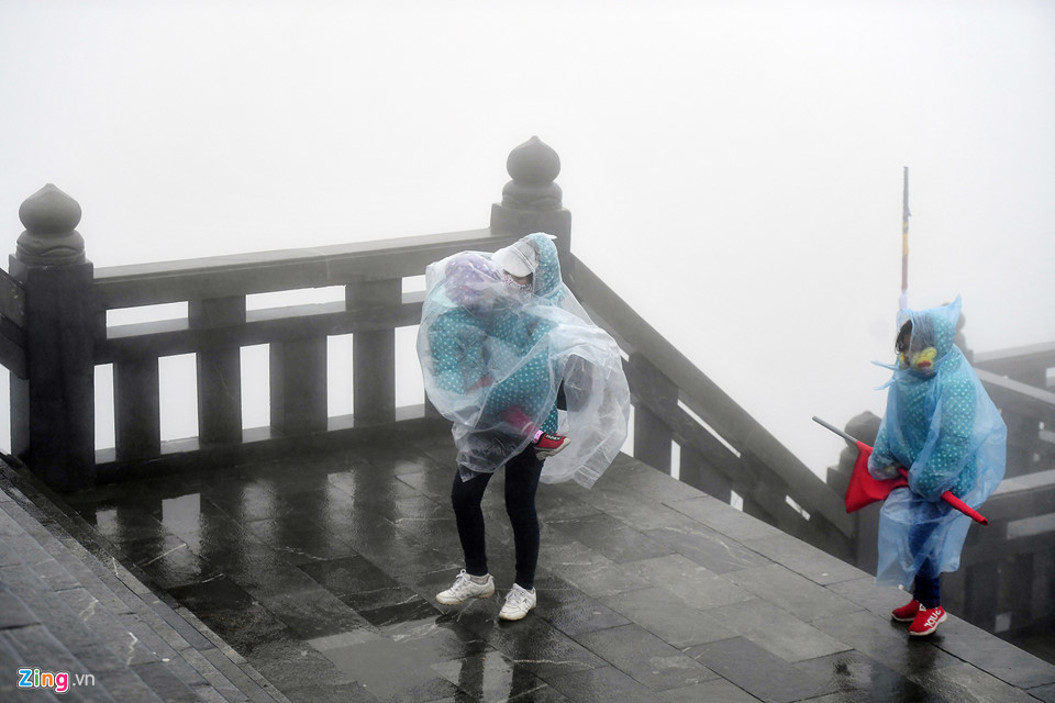 Thanh niên Sài Gòn mặc áo ba lỗ thách thức giá lạnh 0 độ C ở Fansipan