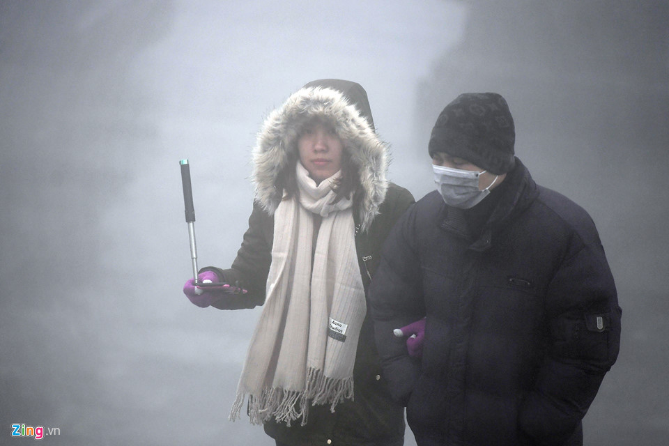 Thanh niên Sài Gòn mặc áo ba lỗ thách thức giá lạnh 0 độ C ở Fansipan