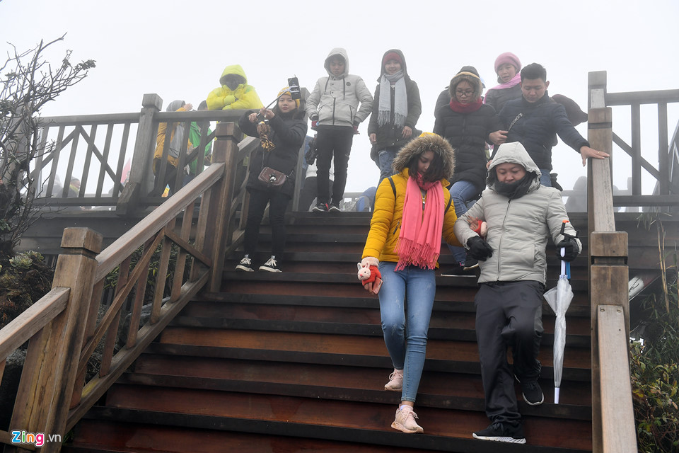 Thanh niên Sài Gòn mặc áo ba lỗ thách thức giá lạnh 0 độ C ở Fansipan