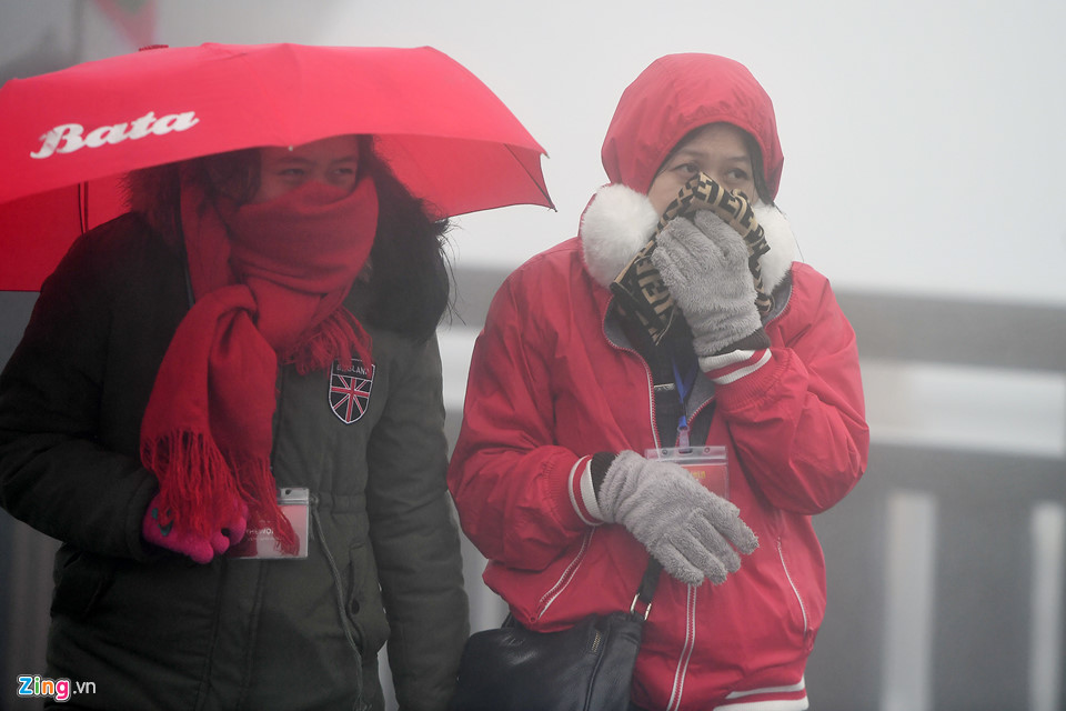 Thanh niên Sài Gòn mặc áo ba lỗ thách thức giá lạnh 0 độ C ở Fansipan