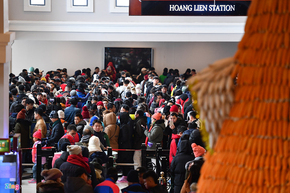 Thanh niên Sài Gòn mặc áo ba lỗ thách thức giá lạnh 0 độ C ở Fansipan