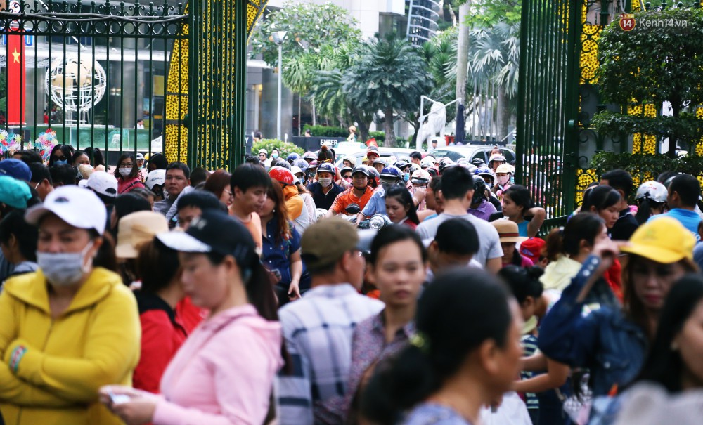 Khu vui chơi ở Sài Gòn nghẹt thở ngày đầu năm mới 2019, người dân chen nhau để có chỗ nghỉ ngơi