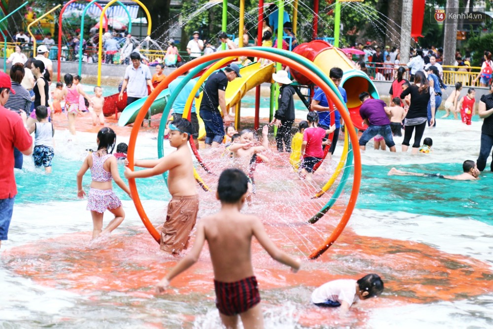 Khu vui chơi ở Sài Gòn nghẹt thở ngày đầu năm mới 2019, người dân chen nhau để có chỗ nghỉ ngơi