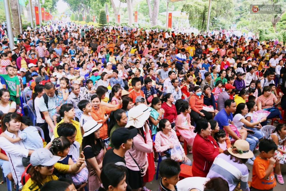 Khu vui chơi ở Sài Gòn nghẹt thở ngày đầu năm mới 2019, người dân chen nhau để có chỗ nghỉ ngơi