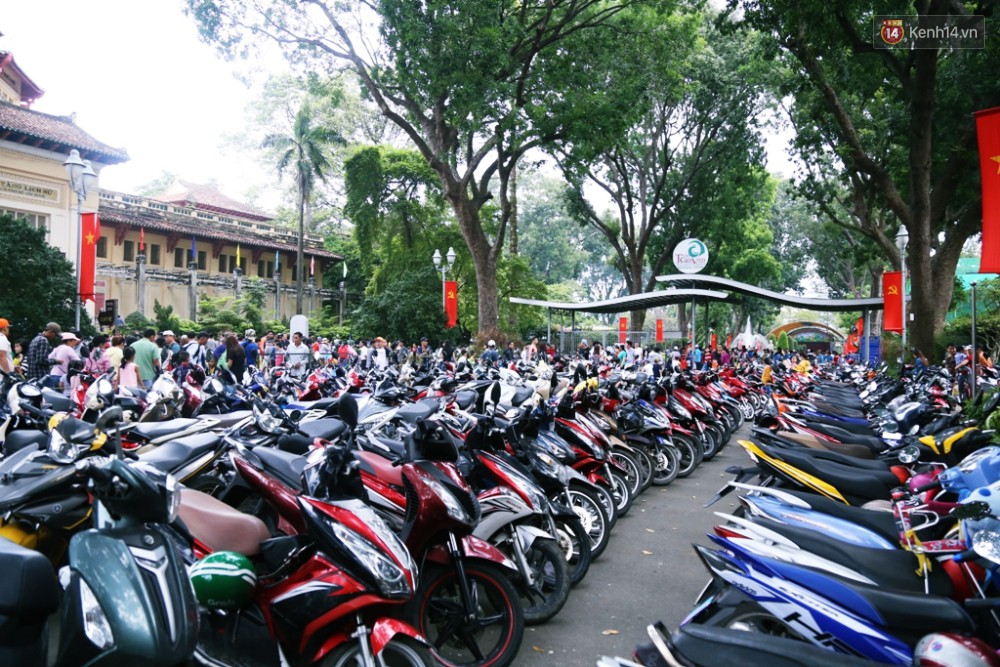 Khu vui chơi ở Sài Gòn nghẹt thở ngày đầu năm mới 2019, người dân chen nhau để có chỗ nghỉ ngơi