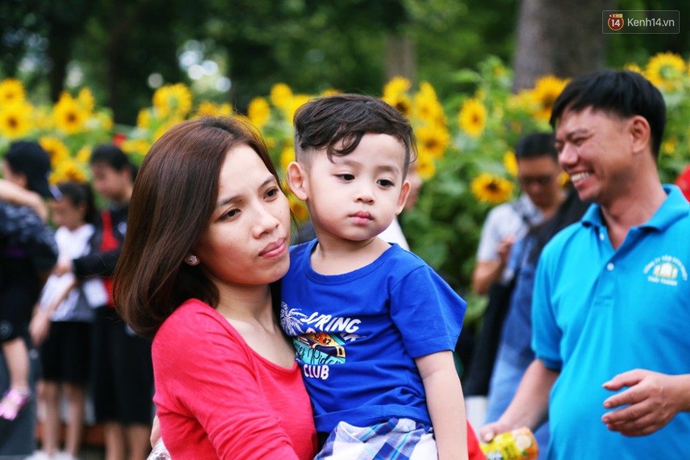 Khu vui chơi ở Sài Gòn nghẹt thở ngày đầu năm mới 2019, người dân chen nhau để có chỗ nghỉ ngơi