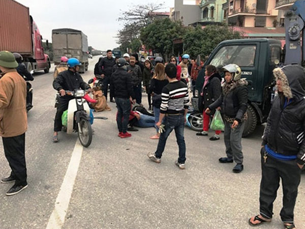 Xe máy kẹp 5 đấu đầu ôtô, 3 nữ nhân viên quán karaoke nhập viện