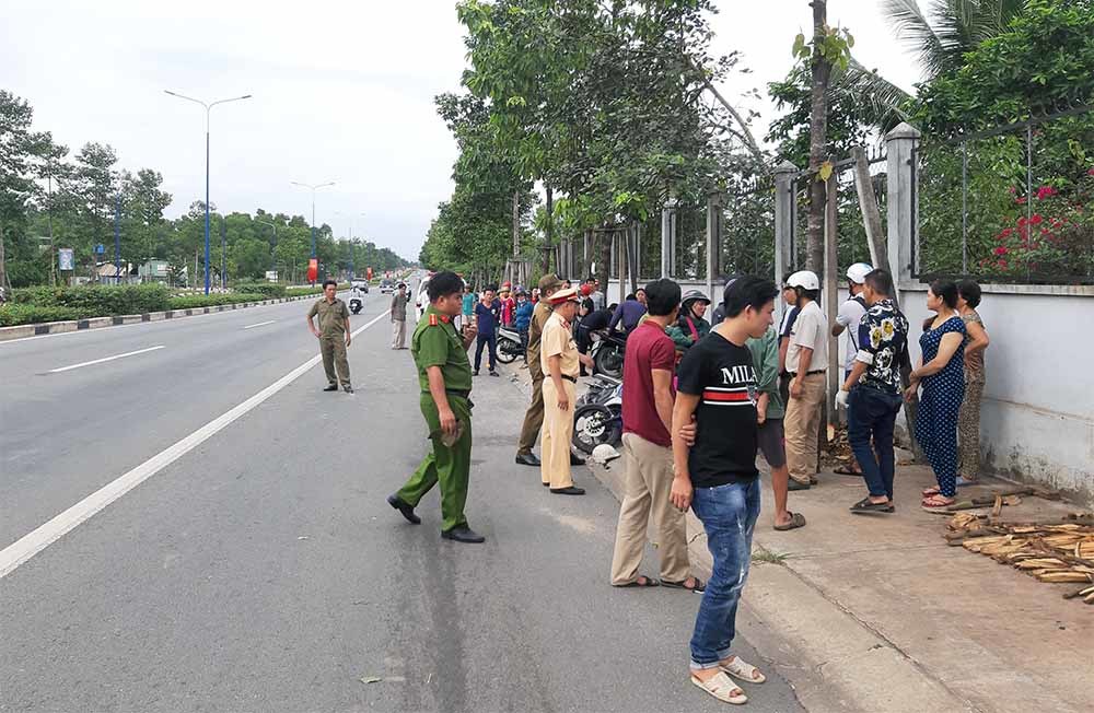 Đón con chơi lễ, người mẹ trẻ tông vào trụ cây xanh tử vong