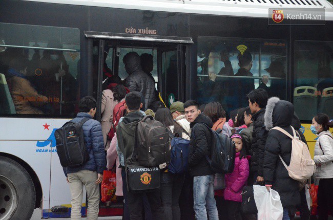 Người dân khăn áo kín mít, tay xách nách mang trở lại Thủ đô sau kỳ nghỉ Tết Dương lịch kéo dài 4 ngày