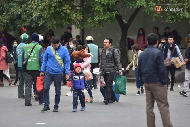 Người dân khăn áo kín mít, tay xách nách mang trở lại Thủ đô sau kỳ nghỉ Tết Dương lịch kéo dài 4 ngày