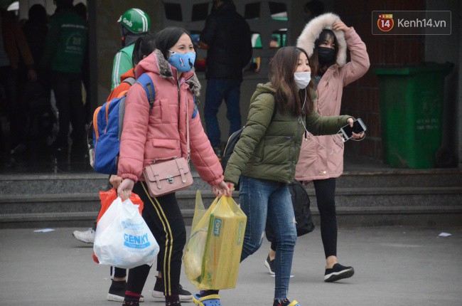 Người dân khăn áo kín mít, tay xách nách mang trở lại Thủ đô sau kỳ nghỉ Tết Dương lịch kéo dài 4 ngày