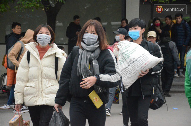 Người dân khăn áo kín mít, tay xách nách mang trở lại Thủ đô sau kỳ nghỉ Tết Dương lịch kéo dài 4 ngày