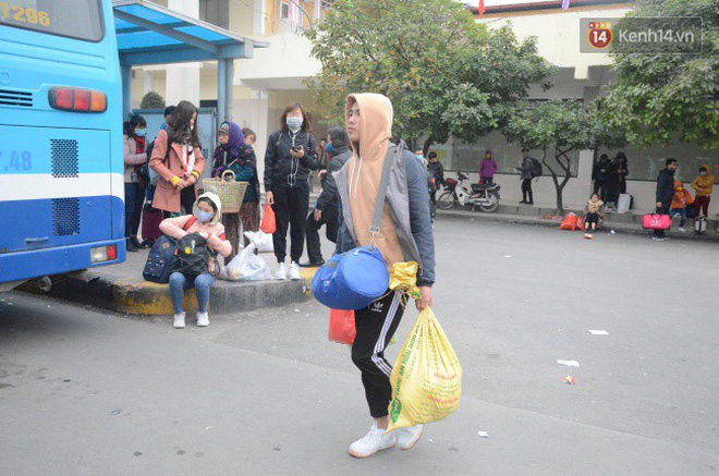 Người dân khăn áo kín mít, tay xách nách mang trở lại Thủ đô sau kỳ nghỉ Tết Dương lịch kéo dài 4 ngày