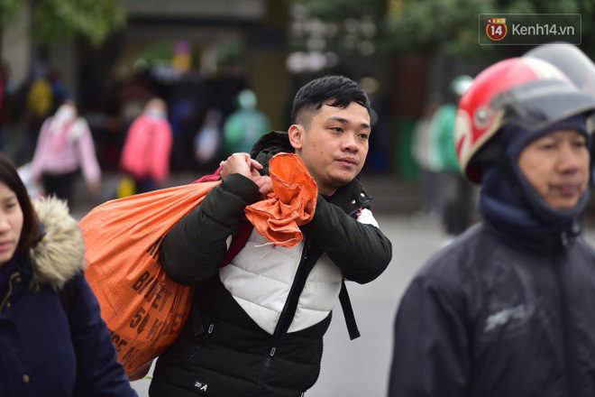 Người dân khăn áo kín mít, tay xách nách mang trở lại Thủ đô sau kỳ nghỉ Tết Dương lịch kéo dài 4 ngày
