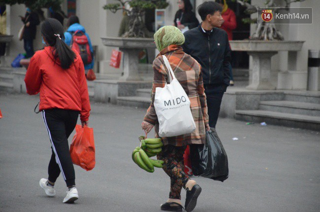 Người dân khăn áo kín mít, tay xách nách mang trở lại Thủ đô sau kỳ nghỉ Tết Dương lịch kéo dài 4 ngày