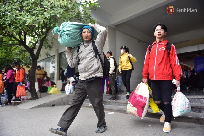 Người dân khăn áo kín mít, tay xách nách mang trở lại Thủ đô sau kỳ nghỉ Tết Dương lịch kéo dài 4 ngày