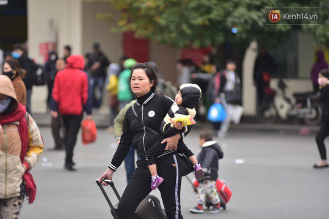 Người dân khăn áo kín mít, tay xách nách mang trở lại Thủ đô sau kỳ nghỉ Tết Dương lịch kéo dài 4 ngày