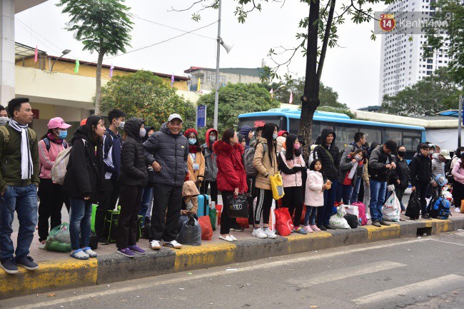 Người dân khăn áo kín mít, tay xách nách mang trở lại Thủ đô sau kỳ nghỉ Tết Dương lịch kéo dài 4 ngày