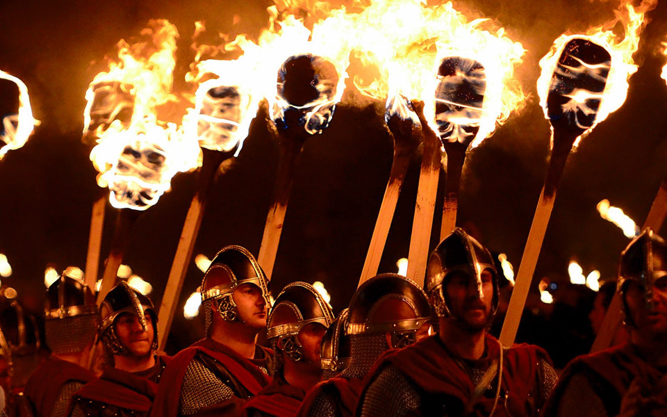 Ném bát, mặc áo chấm bi và 9 phong tục thú vị dịp Tết trên thế giới