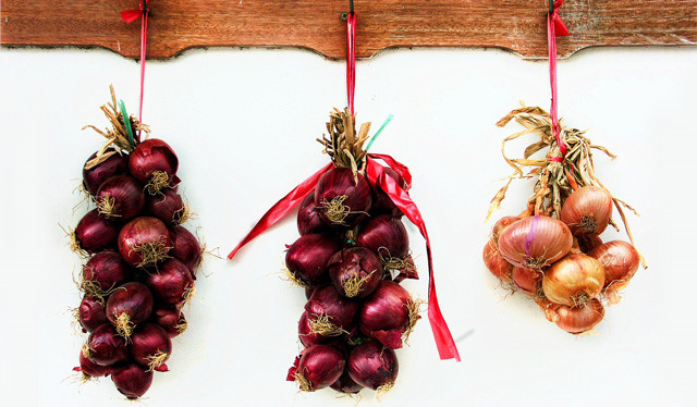 Ném bát, mặc áo chấm bi và 9 phong tục thú vị dịp Tết trên thế giới