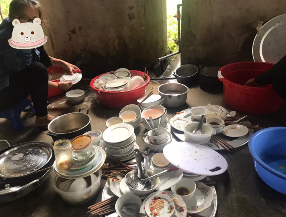 Về ra mắt gia đình bạn trai đúng dịp Tết Dương lịch, cô gái nhận nguyên combo chén đĩa chất chồng