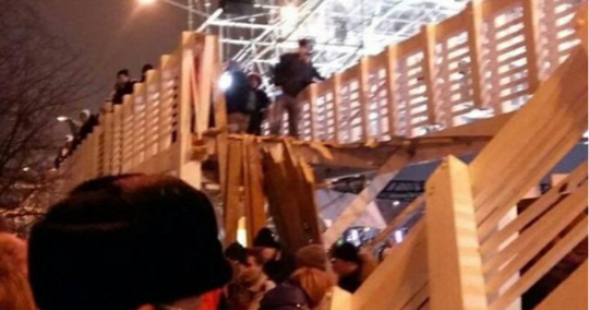 Bé trai 11 tháng tuổi sống sót dưới cả tòa nhà đổ sập lúc -17 độ C