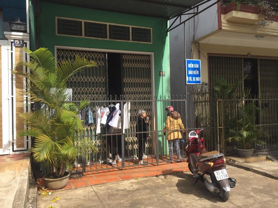 Vợ chồng hiếm muộn vật vã bên con 2 tuổi tử vong bất thường khi gửi nhà trẻ