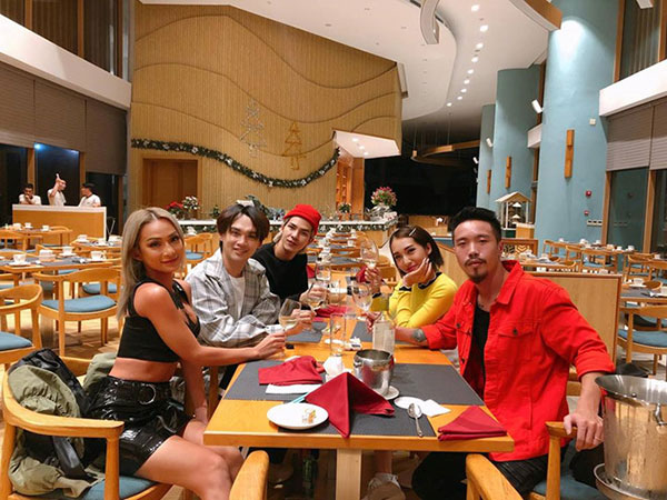 Sao Việt hạnh phúc đón năm mới 2019 bên gia đình, bạn bè