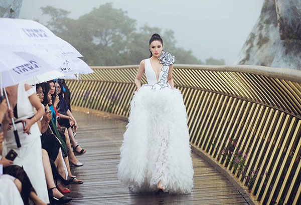 Sao Việt hạnh phúc đón năm mới 2019 bên gia đình, bạn bè