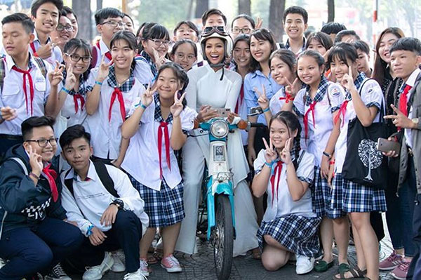 Sao Việt hạnh phúc đón năm mới 2019 bên gia đình, bạn bè