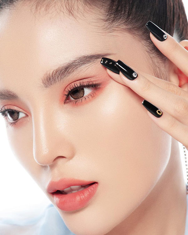 Kỳ Duyên và Ngọc Trinh tưởng không liên quan lại liên quan không tưởng vì cùng thích một kiểu lông mày