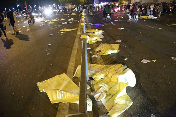 Rác ngập phố đi bộ Nguyễn Huệ sau màn bắn pháo hoa chào năm mới 2019