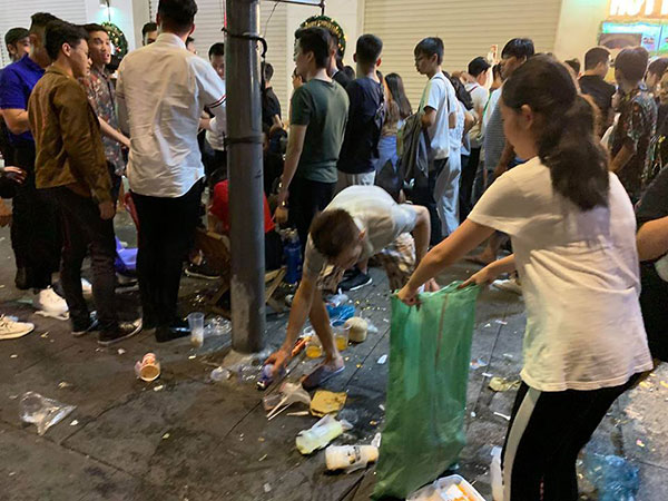 Rác ngập phố đi bộ Nguyễn Huệ sau màn bắn pháo hoa chào năm mới 2019