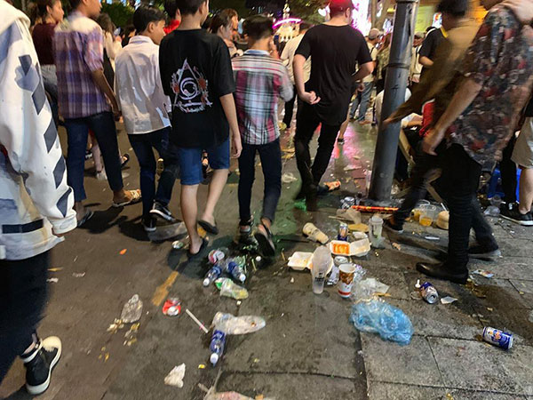 Rác ngập phố đi bộ Nguyễn Huệ sau màn bắn pháo hoa chào năm mới 2019