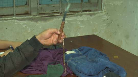 Một tên cướp bị bắt khi leo lên cây cởi bỏ quần áo để tránh bị nhận dạng