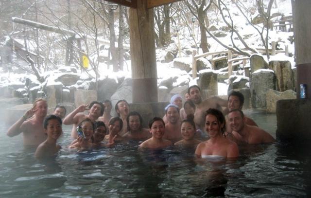 Nơi nam nữ khỏa thân tắm chung, chỉ mang theo một chiếc khăn che chỗ nhạy cảm