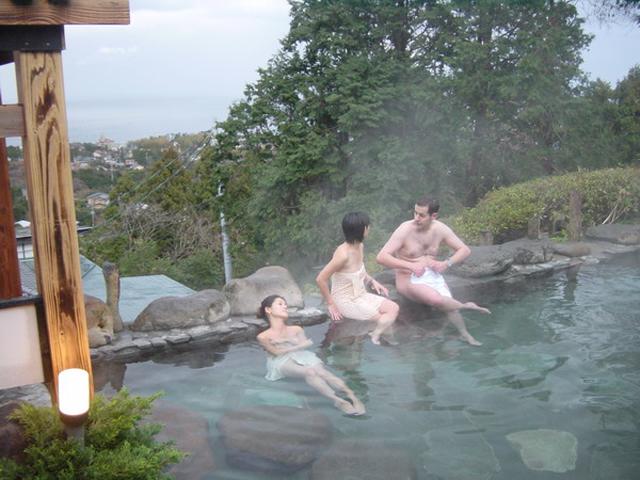 Nơi nam nữ khỏa thân tắm chung, chỉ mang theo một chiếc khăn che chỗ nhạy cảm