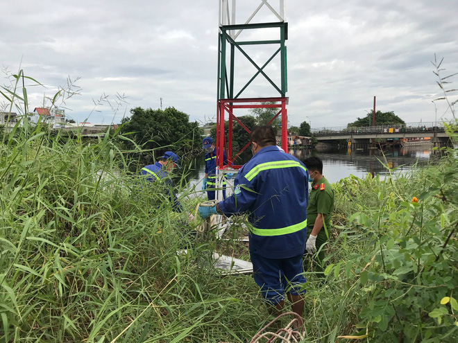 Hốt hoảng phát hiện thi thể nam giới trôi trên sông Vàm Thuật ở Sài Gòn