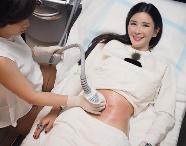 Chia tay chồng đại gia, nữ tiếp viên gợi cảm sống như bà hoàng nhờ trợ cấp 7 tỷ/tháng Chia tay chồng đại gia, nữ tiếp viên gợi cảm sống như bà hoàng nhờ trợ cấp 7 tỷ/tháng