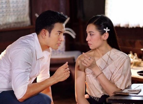 Tréo ngoe vợ chồng quyết định ly hôn vì… mấy hạt cơm rơi trên sàn nhà