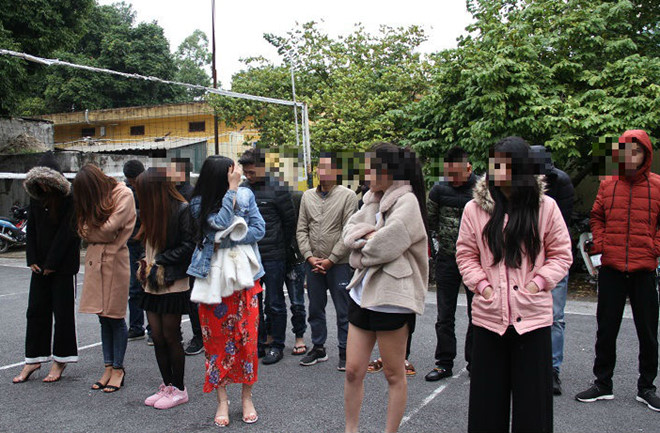 6 cô gái bay lắc trong quán karaoke sau tiệc tất niên