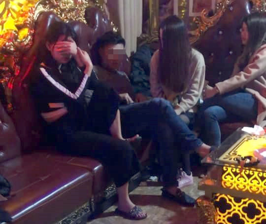 6 cô gái bay lắc trong quán karaoke sau tiệc tất niên